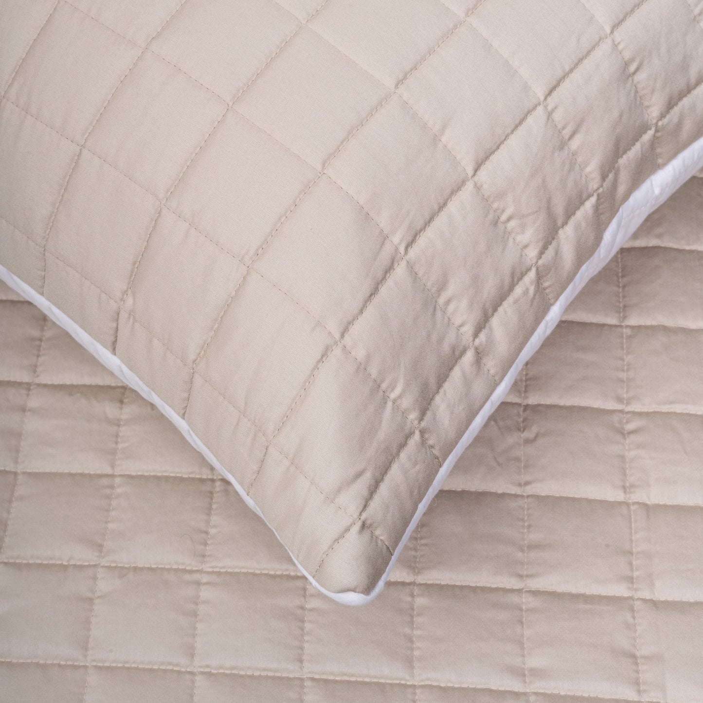 Coffee/White Bedspread Set